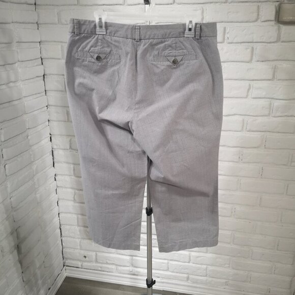 Dockers Ladies Size 12 Grey Plaid Wide Straight Legs Capri Pants - Picture 2 of 15